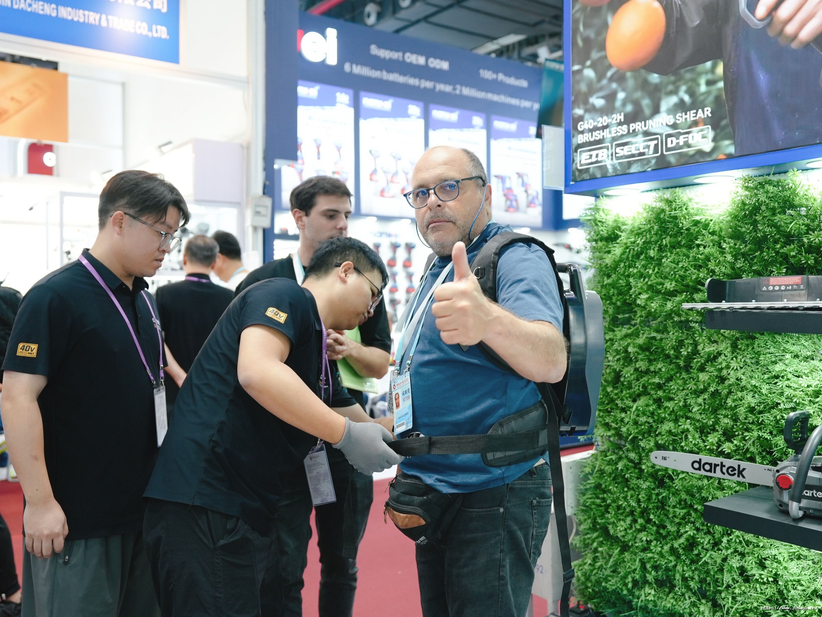 1761117998504374uoqI.jpg 客商参观展台.jpg