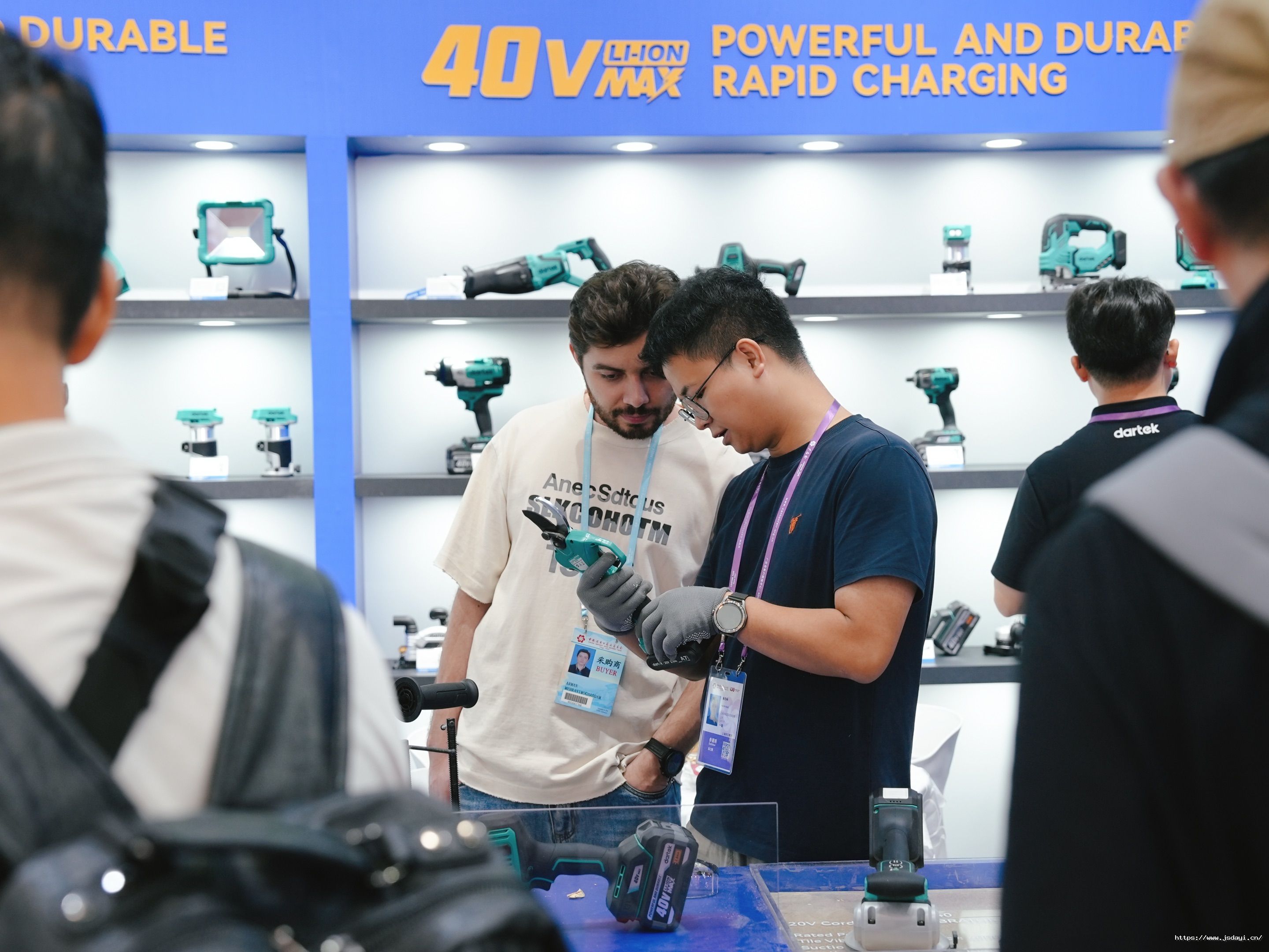 1761118058555120cUzd.jpg 客商参观展台2.jpg