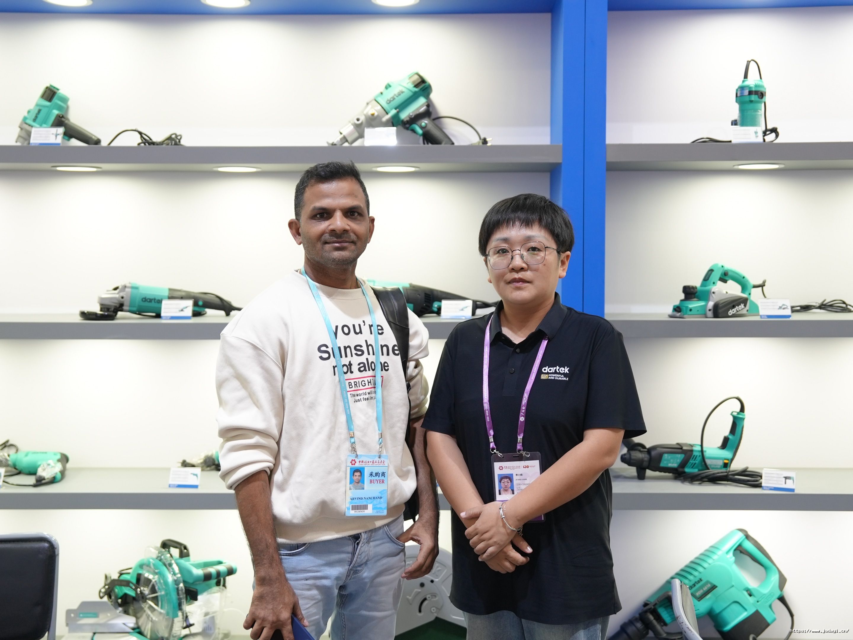 1761118088323694pCbs.jpg 客商参观展台4.jpg